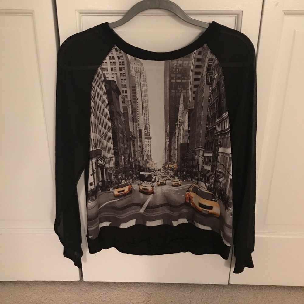 Long-sleeve graphic shirt with mesh sleeves